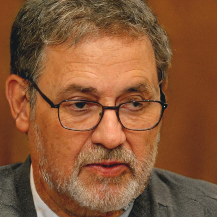 Retrato profesional de Oriol Santamaría, analista de objetivos financieros